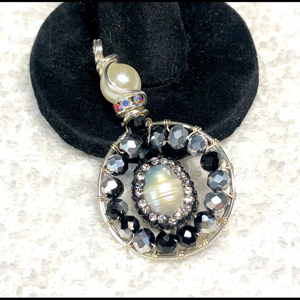 🦪fresh water pearl pendant in a wire frame with wire wrapping & Czech glass